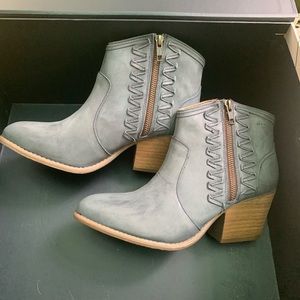Musse & Cloud New in Box- Size 9